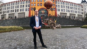 Wirst Du 2022 eine Nacht bei uns im Heide Park Resort verbringen? 😍 Unser Camp- und Hotel-Direktor Marcel zeigt Dir die Neuheiten im Abenteuerhotel und Holiday Camp. Wann kommst Du vorbei? 🥳 | Heide Park Resort