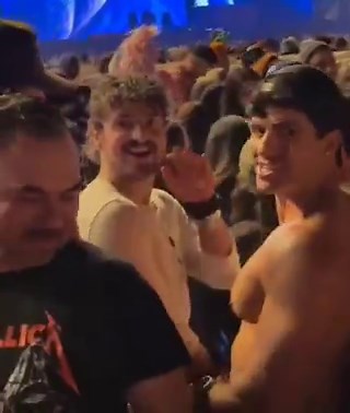 βλέπετε κι εσείς ότι πριν πει "I love you" λέει "σ’ αγαπώ" στα ελληνικά;ποια/ποιος να του το έμαθε άραγε;;