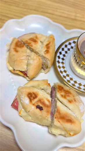 Bake and Bite 🍰 by Sarah Lopez on Instagram: "Que nieve lo que quiera ❄️ Aquí se resuelve con pan de agua bien apreta’o y chocolate caliente. El frío no me quita el hambre 🤭 🔥 Complace ese antojo y ordena tu funda de pan de agua 🤩 #delaware #pandeagua #trending #pandeagua #bakeandbitede"
