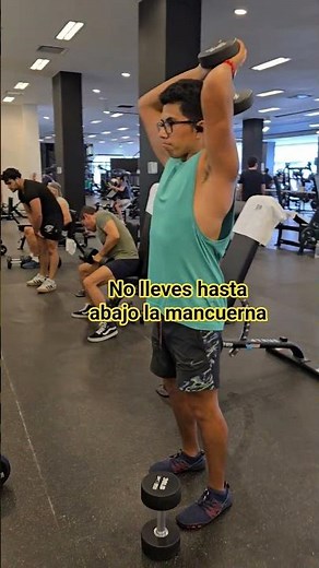 Extension de triceps tras nuca con mancuerna. Desarrollo tus triceps con este ejercicio #gym #fuerza