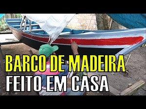 Barco de madeira feito em casa.