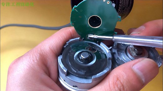 拆开一个旋转编码器看看内部构造，并讲解一下它的工作原理