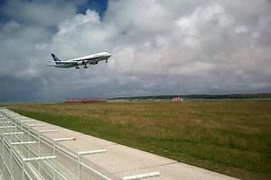 【ANA飛行機動画】 沖縄・下地島で訓練中のB767です☆ | ANA.Japan