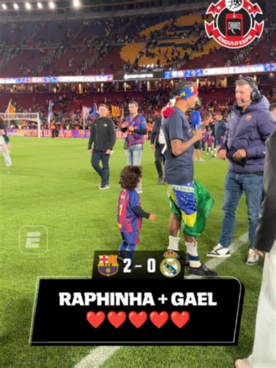 Gael só queria a atenção do pai Raphinha após o título do Barcelona! Que fofura! ❤️ O Barcelona é o grande campeão de LALIGA. A conquista foi confirmada neste domingo (10), da maneira mais especial possível, com direito a uma vitória convincente por 2 a 0 para cima do seu maior rival, o Real Madrid, no Camp Nou. 📺 Assista à repercussão do título espanhol do Barcelona na ESPN pelo Plano Premium do #DisneyPlus #DisneyPlus #ElClásicoNaESPN #LALIGANaESPN #Barcelona #RealMadrid #TikTokEsportes