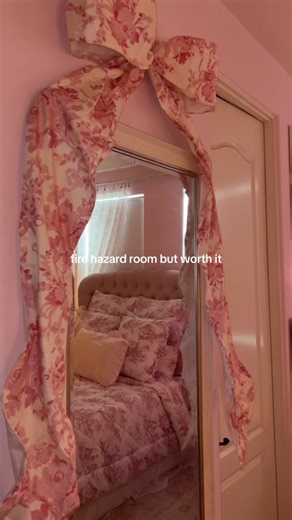it might be 100° but at least its pretty #roomtour #roomdecor #pinkroom