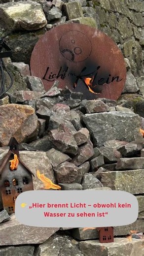 Gartenbeleuchtung mit Feuer und Wasser im Bachlauf