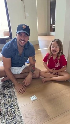 LUCCAS NETO TEACHES HIS SON HOW TO PLAY SLAMMER