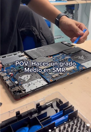 Así se viven las clases en nuestro taller técnico de Moncloa con el gran profe Ernesto 😎 Visita el enlace de nuestro perfil para recibir info de nuestro grado medio en Sistemas Microinformáticos y Redes. Centro FP especializado en tecnología 💻 #informática #tecnología #FP #formaciónprofesional