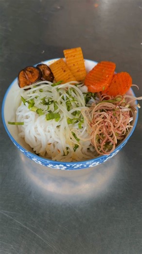 8.7K views · 116 reactions | BÚN BÒ HUẾ CHAY - TRƯA THỨ BA CHÙA CÓ Chùa nhậ.n đặ.t từ bây giờ ạ. Chùa giao trước 12g thứ ba cho mọi người ăn trưa. Lin.k đ.ặt bên dứơi phần bình luận | Xe Bus Yêu Thương | Facebook