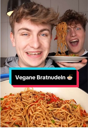 Schnell und vegan: Diese Bratnudeln musst du nachmachen! 🍜 @Fabian & Philipp🍭🍩🍬 Zutaten 🛒: 1 EL Sesamöl, 1 Zwiebel, 1 Karotte, 1 TL Ingwer, 2 Lauchzwiebeln, 2 Knoblauchzehen, 300 g Schnellkoch-Nudeln, 1 TL weißer Sesam, 60 ml Sojasoße, 1 EL Ahornsirup Zubereitung🍜: Zwiebel in feine Streifen schneiden, Karotte schälen und in dünne Stifte oder kleine Würfel schneiden. Ingwer und Knoblauch fein hacken oder reiben und die Lauchzwiebeln in Ringe schneiden. Die Schnellkoch-Nudeln nach Packungsan