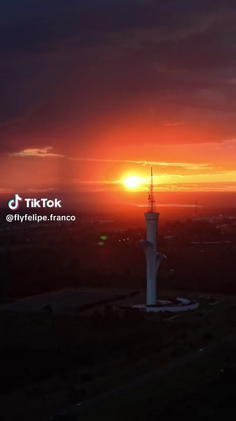 O pôr do sol é simplesmente o mais lindo do Brasil, apenas aceitem. A nossa Torre de TV Digital participando do show em uma imagem real e sem filtros. Você já viu um pôr do sol lindo desses? Comenta aí 👇 #foryou #sunset #brasilia #torredetvdigital #museuaceuaberto
