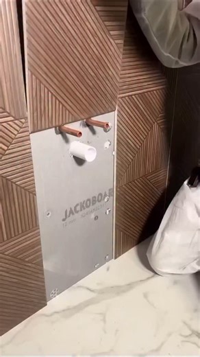 ELM NOW on Instagram‎: "«تا به حال فکر کرده‌اید کاشی‌های سرویس بهداشتی چگونه دور لوله‌ها نصب می‌شوند؟ خب، این فرد یک متخصص است، چون کارش را با علامت‌گذاری کاشی‌ها با یک ماژیک شروع می‌کند، اما به روشی آن‌قدر منحصر به فرد که نمی‌توان فهمید چطور این کار انجام می‌شود. این واقعاً همان تعریف «به فرایند اعتماد داشتن» است. اما کاری که بعداً انجام می‌دهد یک مرحله بسیار مهم است که اکثر مردم فراموش می‌کنند. این کار بسیار ساده است و فقط ۳ ثانیه طول می‌کشد: او قبل از برش کاشی‌ها ماسک می‌زند. سپس با این ابزار