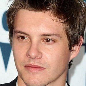 Xavier Samuel Girlfriend 2025: Dating History & Exes - CelebsCouples
