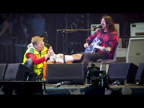 Foo Fighters frontman breaks leg, finishes show