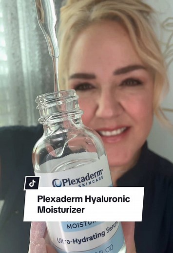 Instant skin hydration (even on top of makeup) with @Plexaderm 𝐇𝐲𝐚𝐥𝐮𝐫𝐨𝐧𝐢𝐜 𝐌𝐨𝐢𝐬𝐭𝐮𝐫𝐢𝐳𝐞𝐫! #plexadermpartner Not only is this a fantastic everyday serum moisturizer, it also can fix cakey foundation or give your skin a drink of water anytime it’s needed throughout the day. 𝑷𝒍𝒆𝒙𝒂𝒅𝒆𝒓𝒎’𝒔 𝑷𝒖𝒓𝒆 𝑯𝒚𝒂𝒍𝒖𝒓𝒐𝒏𝒊𝒄 𝑴𝒐𝒊𝒔𝒕𝒖𝒓𝒊𝒛𝒆𝒓 uses the incredible moisture retaining power of Hyaluronic Acid that works so well to leave the skin feeling super refreshed and of co