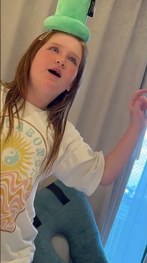 ADLEY'S NEWEST MAGiC TRiCK!! She's got a trick up her sleeve.. or hat.. in the hotel room in JAPAN 🪄