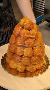 Formidabile ❤️💥 #croquembouche ❤️ puro amore Una vera opera d'arte. Un tipico dolce francese ideato dallo chef Marie-Antoine Carême, formato da una "montagna" di bignè, la cui altezza può variare dai 20 cm a 1 m. Buona domenica a tutti da me @piattitipici e Luciano, alias @lafamaputtana #dolce #bignè #dessert #piattitipiciregionali #LaFamaPuttana . Cc: @paolo.curzi | PiattiTipici