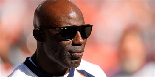 NFL hall of famer Terrell Davis says he was placed in handcuffs during flight, United responds
