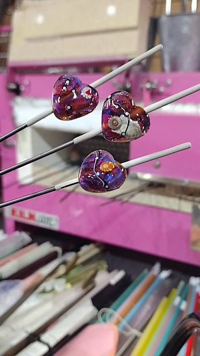 #kilnopening #insidethestudio #glassbeads #womanownedbusiness #glasshearts #dinosaur #jolenebeads #lampwork #flameworking #glassart #glasstok