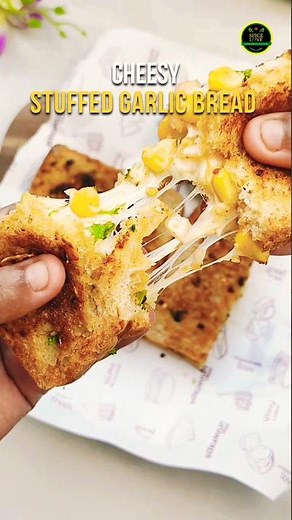 Viral Cheesy Stuffed Garlic Bread | Domino's Style Garlic Bread Recipe in 10 minutes #garlicbread