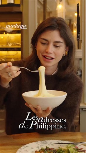 Cette semaine, dans Les Adresses de Philippine, @philoudarblay nous emmène dans sa quête du parfait aligot et nous ouvre les portes des Fous de l’Île, sur l’Île Saint-Louis. Un restaurant convivial, ouvert en continu, piloté par le jeune Aveyronnais Joseph Valat. Le secret d’un bon aligot ? De vraies pommes de terre, beaucoup de crème, beaucoup de beurre et un tour de main bien maîtrisé, hérité de sa grand-mère. Sans oublier la viande d’Aubrac, la traditionnelle soupe à l’oignon ou encore les pl