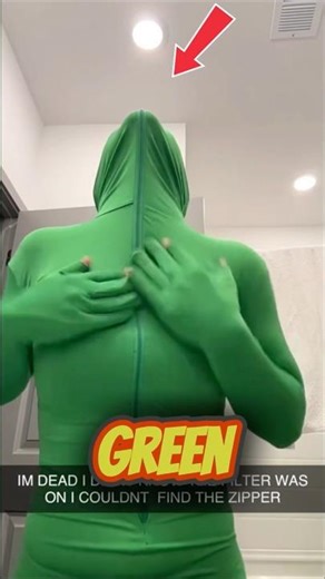 Girl Panics After Getting Trapped in Her Green Bodysuit 😱 (@bleach.andtone/TT)