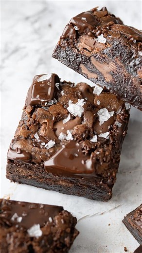 Karli | Family Food Blogger on Instagram: "How to make box brownies BETTER👇 Grab a boxed brownie mix. You can use your favorite brand, just make sure it’s for a 9×13 pan size. ✨ Using the same amount on the back of your brownie box, use melted butter in place of oil. ✨ Use heavy cream in place of water. If needed, you could also use milk instead if you’re in a pinch. ✨ Double the amount of eggs listed on brownie box but use only the yolks. ✨ Add LOTS chocolate to the top of your brownies