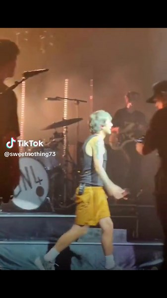 Adorable Louis and Harry Dancing Moments
