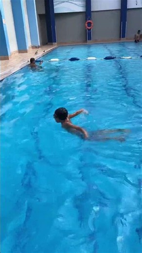 هو بيسبح فراشة والا بيغرق :)