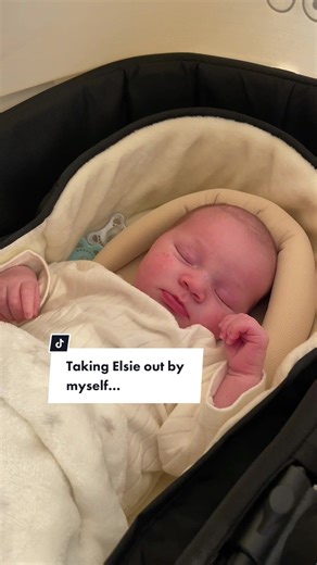 If you haven’t realised by now I have to leave the house at least once a day 😅🤣 I try take her out when she has her afternoon nap 💓💓 #firsttimemum #youngmum #fourthtrimester #babymama