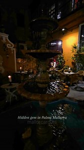 Hidden in the old town of Palma de Mallorca, Bar Abaco is one of those secret places that feels like a dream — a true lugar mágico tucked behind an unassuming wooden door on a quiet street. Once you step inside, it’s like entering another world. A grand 17th century palacio filled with the soft sounds of classical music, the warm glow of candles, and the scent of fresh flowers and ripe fruit arranged in a way that almost seems unreal. It doesn’t feel like a bar. It feels like stepping into a liv