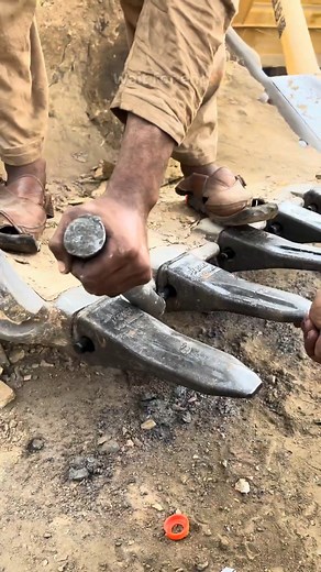 Old tooth out — new one in 💪 Watch how skilled welders cut, align, and stick weld the new bucket tooth perfectly 👨‍🏭 Strong welds mean strong digging power ⚙️ #Skills #Welding #Replace #StickWelding #Excavator #BucketRepair #Fabrication #WorkshopLife #HeavyEquipment #FBLifestyle | Supachai.