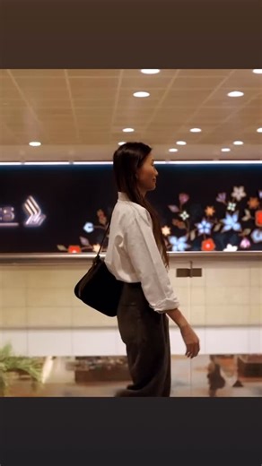 TimeTreemoe on Instagram: "Singapore Airlines Before every flight, Anna takes a moment to unwind—leaving the rush of daily life behind and preparing for what’s ahead. She heads to the new First Class SilverKris Lounge, where comfortable wingback chairs and serene rest areas offer the calm she’s after. The new First Class SilverKris Lounge. Now open at Changi Airport Terminal 2. https://www.facebook.com/share/v/1BofarHwA4/?mibextid=wwXIfr"