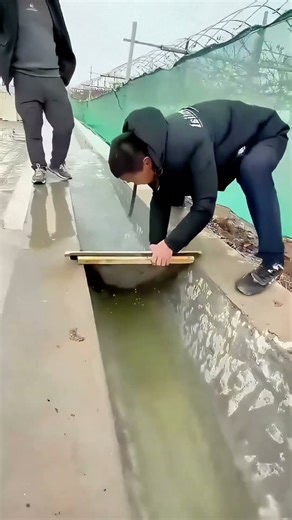 Water Canal Plugging Tool! Stops Leaks in 1 Second