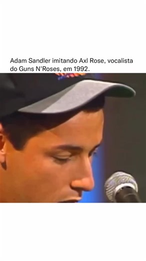 Espetacular on Instagram: "Em 1992, o comediante Adam Sandler arrancou risadas do público ao fazer uma imitação marcante de Axl Rose, vocalista da banda Guns N’ Roses. A apresentação aconteceu durante o tradicional Just For Laughs Festival, em Montreal, um dos maiores eventos de comédia do mundo. Na performance, Sandler reproduziu de forma exagerada e divertida os movimentos agitados de Axl Rose no palco, além de brincar com seu estilo vocal inconfundível. O público reagiu com gargalhadas, recon