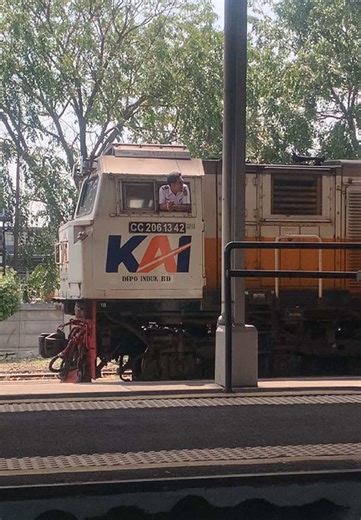 Argo Merbabu: Satu-satunya Kereta di Stasiun Karawang