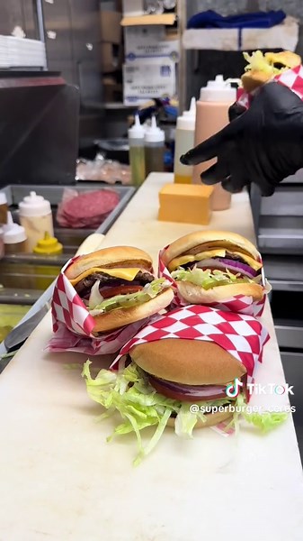 🤑 Did you know we have SPECIALS? OUR FAMILY PACK 😝 ‼️$ 25.99 ‼️ 4 Cheese burgers 4 Crinkle cut fries 4 M sodas #plustax #ceresca #foodnearme #blowthisup #bestburgers #ceres #food #209 #modesto #burgers