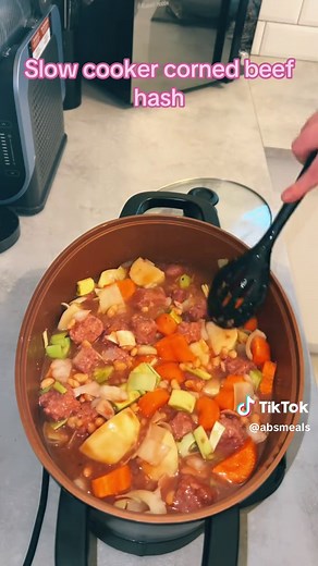 Delicious Slow Cooker Corned Beef Hash Recipe