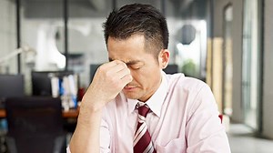 疲れやイライラは男性更年期のサイン? 見逃せない症状と予防法