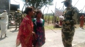 Amidst the #lockdown, @BSF_India formations playing vital role in helping the people in border villages. 📸A report from from Cooch Behar district (West Bengal) where BSF is running awareness campaigns on #COVID19 and providing basic necessities to the villagers #COVID19Pandemic #IndiaFightsCorona | All India Radio News
