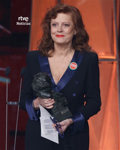 Susan Sarandon recibe el Goya Internacional de las manos del presidente de la Academia de Cine, Fernando Méndez-Leite. "En estos días en el que el mundo está dominado por la violencia, la crueldad, miro hacia alrededor y veo a vuestro presidente, a muchos artistas de este país que hablan con tanta lucidez moral que me ayuda donde yo estoy, en medio del caos, de la represión, a sentirme menos sola, a sentirme parte de una comunidad mayor” ha dicho la actriz, emocionada. #Goya2026 #cine #SusanSara
