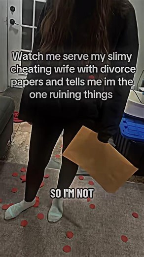 Husband served cheating wife divorce papers after finding out she’s cheating on him 😞