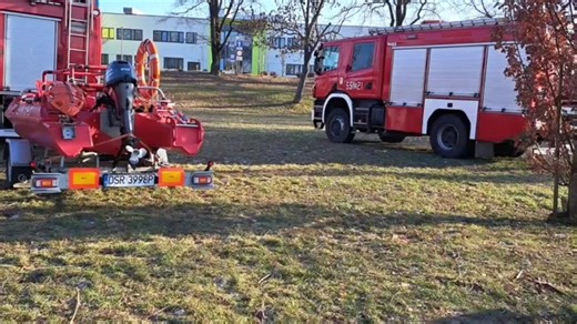 ❄️🚒🛟 Z lodem nie ma żartów! Zamarznięte akweny to realne zagrożenie – dlatego strażacy ze Środy Śląskiej prowadzą dziś ćwiczenia na akwenie Kajaki, by jeszcze skuteczniej reagować w trudnych sytuacjach. | Komenda Powiatowa Państwowej Straży Pożarnej w Środzie Śląskiej | Miasto i Gmina Środa Śląska | Powiat Średzki | Roland gazeta średzka - powiat średzki
