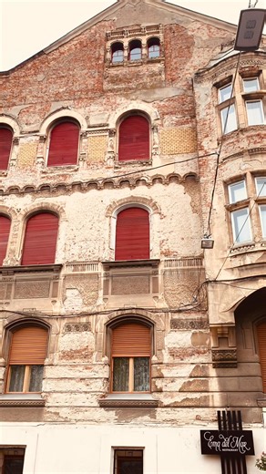 ❤️ „Palatul Kohn din Arad – Eleganță, istorie și artă Art Nouveau în inima orașului” „La nr. 9 pe strada Episcopiei din Arad se află Palatul Kohn, o clădire care pare desprinsă dintr-o carte de istorie și care fascinează orice pasionat de arhitectură. Construit în 1905 de arhitectul Lajos Szántay pentru inginerul Kohn Jószef, distins cu premii internaționale și cu o bursă la Paris, palatul este un exemplu remarcabil de stil Secession, cunoscut și ca Art Nouveau central-european. Fațada clădirii 