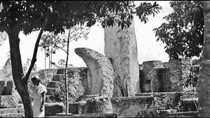 In the early 1900's a Latvian American eccentric named, Edward Leedskalnin, single-handedly quarries over 1,000 tons of limestone to build Florida's Coral Castle without the aid of modern machinery, the heaviest weighing 30 tons! Edward Leedskalnin says he's discovered the secrets of the pyramids. #CoralCastle #EdwardLeedsklnin | CRYPTIK