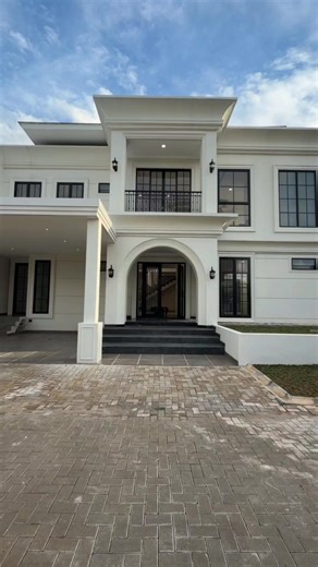 Rumah Dijual Permata Regency, Srengseng. Jakarta Barat Brand New Modern American Style Luas tanah 267 m2 Luas bangunan 336 m2 Kamar tidur 4 1 Kamar mandi 3 1 Powder Room 1 Gudang 1 Carport mobil 2 Hadap Utara dan Barat Rumah 2 Lantai Listrik 7700 Watt Air tanah Harga 8,5 Miliar For more information Tama Interpro 📲 0811 225 311 💾 Simpan sebelum susah dicari 🤭 📨 Kirim ke yg lagi cari rumah 👍🏻 Follow buat update properti