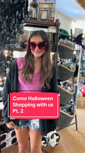 Come Halloween shopping with our staff! 🦇 👻 🎃 🕷️ #halloween #islandliving #halloweenshopping #shoplocal #keylargo #shellworld