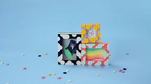 Kennt ihr schon die neuen LEGO DOTS Artikel? 😍 http://bit.ly/LEGO-Dots Das Bilderrahmen Set ist ein super Geschenk & lässt sich passend zu jedem Kinderzimmer gestalten. 🎨😋 Schaut euch unbedingt auch den Stiftehalter & die Schmuckbox an und verratet uns, welcher Artikel euch am besten gefällt. ❤️ https://bit.ly/Stiftehalter-LEGO-DOTS https://bit.ly/Schmuckbox-LEGO-DOTS | Smyths Toys Superstores DACH