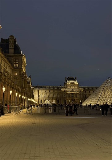 Hearing someone play “Experience” by Ludovico Einaudi on the violin in the streets of the Louvre Museum genuinely healed a part of me #paris #dari #farsi #persian #grateful