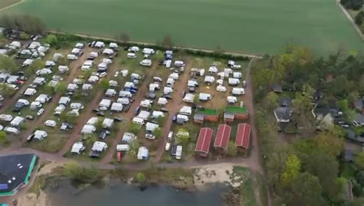 Ferienzeit im Erlebnispark Plötzky – das volle Programm für die ganze Familie! ☀️🍀 Ob strahlender Sonnenschein oder kühle Schattenplätze – bei uns findet ihr alles, was das Sommerherz und Winterherz begehrt: 🌳 Große Abenteuerspielplätze 🎳 Klimatisierter Indoorspielplatz & Bowling 🍦 Eis, leckere Speisen & erfrischende Getränke 🏡 Vom gemütlichen Ferienhaus bis zum naturnahen Camping 🛒 Hofladen mit regionalen Spezialitäten 🍽️ Restaurant mit Wohlfühlfaktor für Groß & Klein | Erlebnispark Plöt